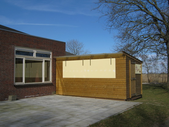 Het McVeenstra patathokje is op zijn definitieve plaats gezet, de ramen van de zaal zijn weer vrij!