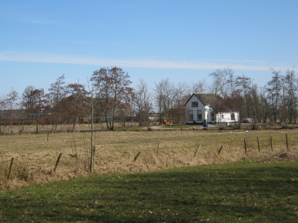 Het toekomstige evenemententerrein, tussen wit Schuiringahuis en Dörpsstee. De volkstuintjes blijven (voorlopig?) volkstuintjes!