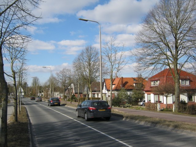 De N355, de vroegere Rijksstraatweg, vanaf de brug richting het dorp Noordhorn. Met links een afzonderlijk fietspad en rechts de parallelweg richting Den Ham en Aduard.