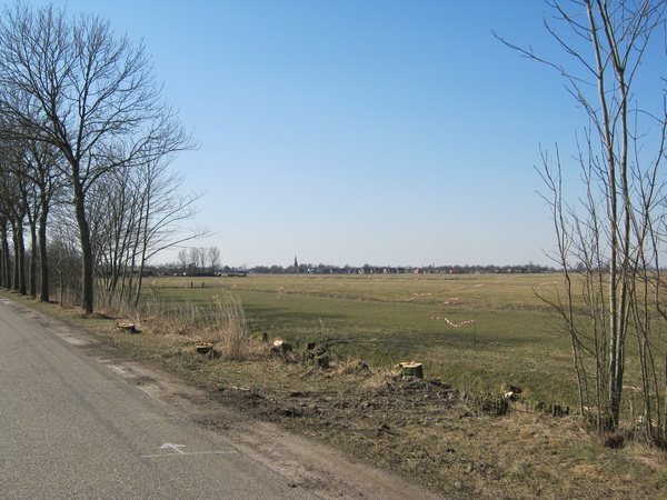 De grootste schade aan de noordkant van de weg, markering van de plek waar de hoge brug komt.