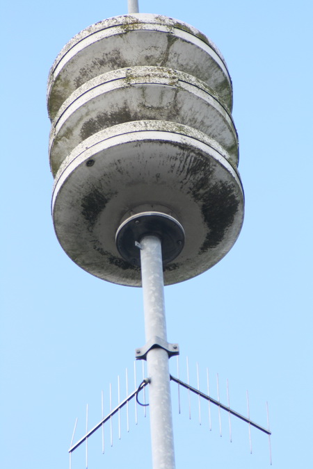 Dit "ding" produceert elke eerste maandag van de maand dat afschuwelijk jankend geluid om aan te geven dat het waarschuwingssysteem technisch functioneert..... Een schoonmaakbeurt lijkt geen overbodige luxe....