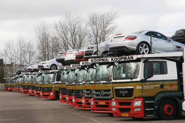 Zondagrust op de Koopman-parkeerplaats! Maandagmorgen komt het autotransport weer op gang, op weg naar.......