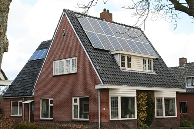 Zonnepanelen, ook in Noordhorn, ondanks de kastanjes langs de kanaalweg....