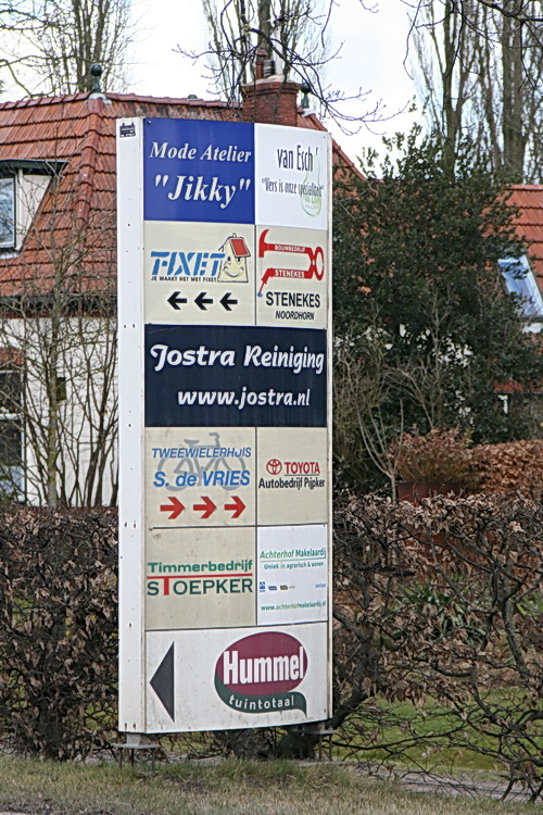 Soms gaat bij-de-tijd blijven moeizaam.... Twee niet meer ter zake doende advertenties langs de N355. Ach, er moet hier toch al zoveel veranderen.... (Inloop woensdag 6 maart, 16.30-20.30 uur, Dörpsstee)