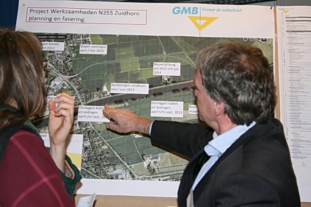 Bij dit informatiepaneel was er geen gebrek aan interesse, de hele inlooptijd lang. Werkzaamheden op een lijst en in beeld. "We beginnen met bomen rooien..."