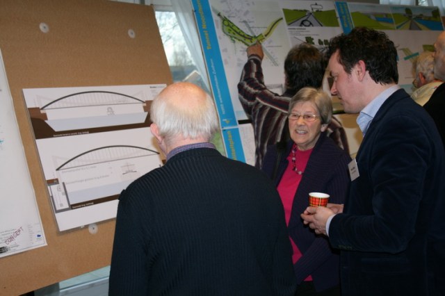 Kijk, ook de heer en mevrouw Rodenhuis stellen zich op de hoogte van de geplande veranderingen: Bij en blij blijven!