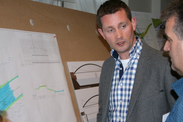 Wethouder Fred Stol (nu nog van de gemeente Zuidhorn) in een dubbelrol? Zowel inloper als deskundige, hij doet het met verve....