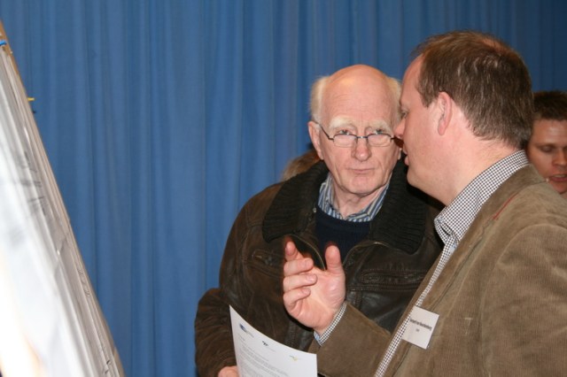 De heer Kruizinga (Langestraat) laat zich als aanwonende (en lange tijd opponent via "Verenigd Noordhorn") nog eens goed uitleggen wat er precies staat te gebeuren. Aan het kortste eind getrokken, maar de wereld draait door....