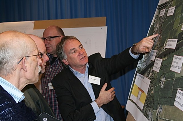 Klaas (van de tweewielers) en Dirk (van de historische club) willen een en ander nog wel eens uitgelegd hebben. En weer komt het vingertje.....