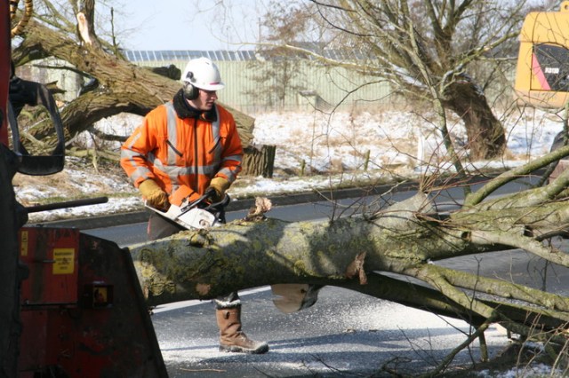 Zowel de machines als de mensen hebben zo te zien vaker "met dit bijltje gehakt".... Efficiënt!