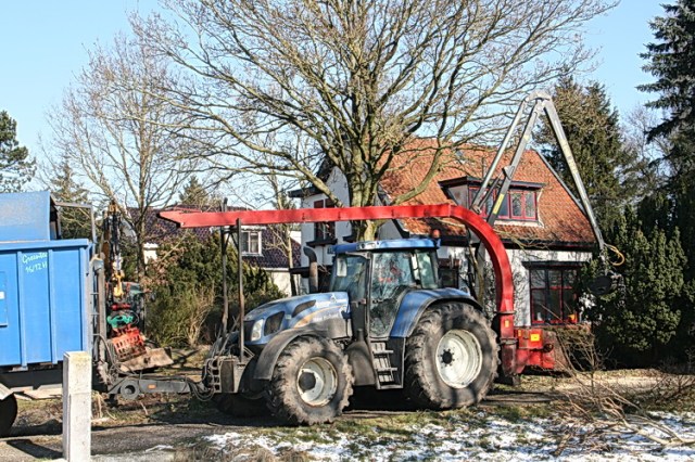 De Heemstra's op nummer 9 krijgen bezoek.... De vervaarlijke versnipperaar met grijper en aanhangwagen past net op de oprit. Strijden op twee fronten.