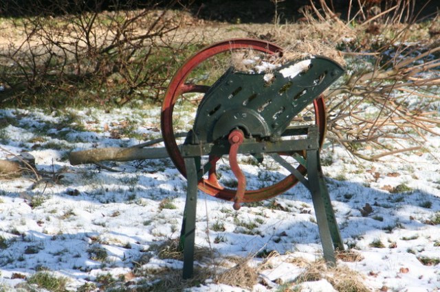 In de voortuin van de Heemstra's staat de "bloembak" er nogal verloren bij. Als de boom er maar niet bovenop valt....