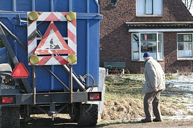Terug bij Langestraat 9 en 11; heer des huizes (tot 1 mei a.s.) nummer 9, Jannes Heemstra, moet even 'wurmen' om bij zijn huis te komen...