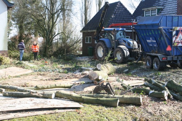Dit beeld doet me inderdaad denken aan een slagveld. 'Tegenstanders' liggen verslagen op de grond. 'Winnaars' staan nietszeggend te kijken, de overmacht aan materieel op de achtergrond....
