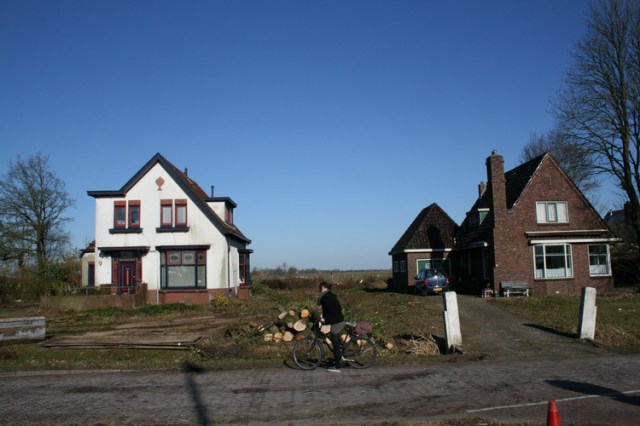 's Middags na de theepauze nog even terug om de kale boel in ogenschouw te nemen. Cultuurbarbarij, de aanstaande sloop.... maar onontkoombaar....