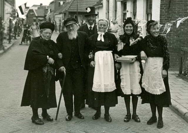 SchoolfeestNoordhorn1956VerkledeGroepNieuwstraatuitvergroot