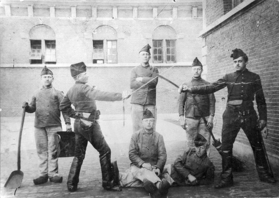 Theo's opa Tjeerd van Hoogen, tweede van rechts, staande.