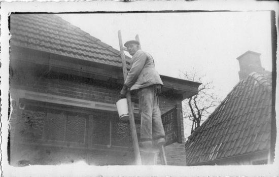 De genoemde Tjeerd van Hoogen op oudere leeftijd. OM wat bij te verdienen maakte hij toen dakgoten schoon....