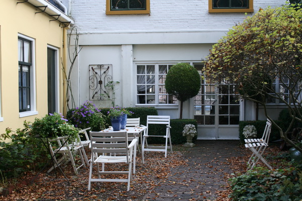 De binnenplaats van De Gouden Leeuw, een kenmerkende historische plak in Noordhorn.