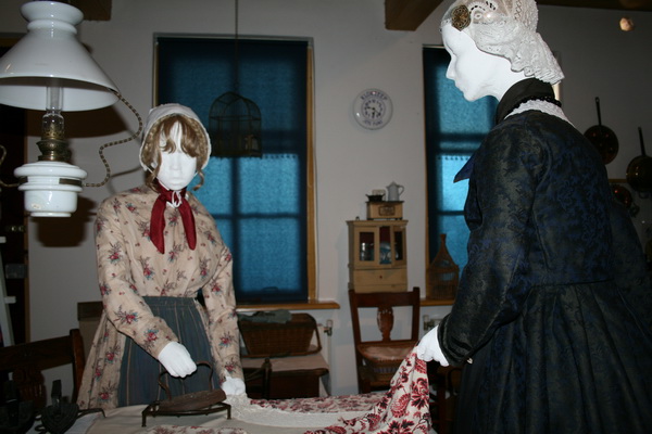 Onderdelen van de collectie in het Kostuummuseum.