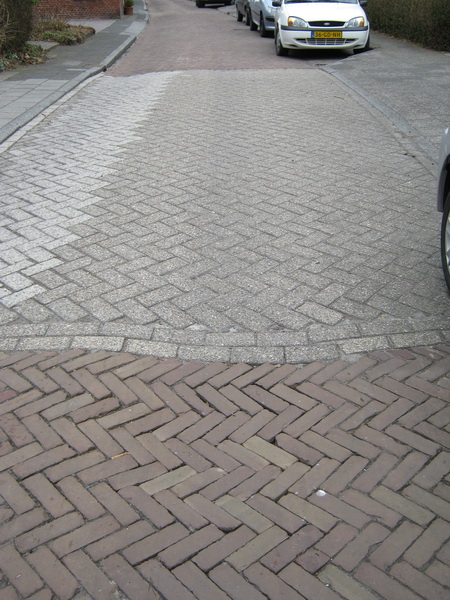 De forse kuil in de Nieuwstraat, vooral in het donker moeilijk te zien....