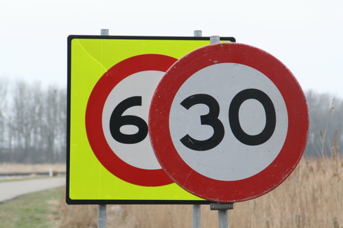Nee, geen maximum van 630 km per uur, al zijn er coureurs op dit weggedeelte die een eind in die richting denken en handelen.... Waarom hier twee van die borden vlak achter elkaar staan? Hogere verkeerskunde....