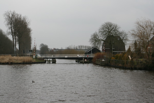 Lens gericht op het Hoendiep, met links, inderdaad, een fuut!