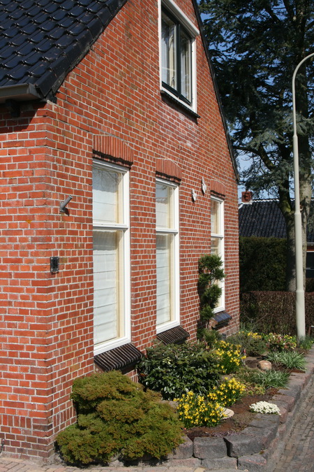 Dik en Harma Postema hebben van de geringe tuinruimte aan de straatkant een prachtplantenplek gemaakt, alle dagen zondag!