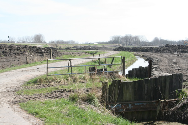 De bochtverruiming van het Van Starkenborghkanaal heeft blijkbaar nogal wat consequenties, ook voor het (wei)land van boer Datema. Een groot gedeelte is ontdaan van de bovenlaag. Wordt het opgehoogd?