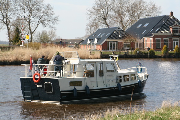 Prachtig vaarweer blijkbaar, er komt een rij plezierboten aan vanaf de Groninger kant. De eerste wacht even op de andere, even pauze dus.....