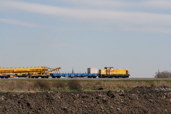 Een halve slag gedraaid en daar valt een andere manier van voortbewegen waar te nemen... Pro Rail onderhoudt het spoor tussen Leeuwarden en Groningen, het traject wordt geïnspecteerd... (Denk ik...)