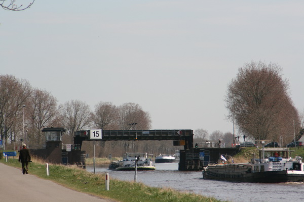 De 24-uurseconomie, zeven dagen per week, in vol bedrijf! Ook op zondag.... (Inderdaad, de hit "Never on Sunday" is al járen geleden....)