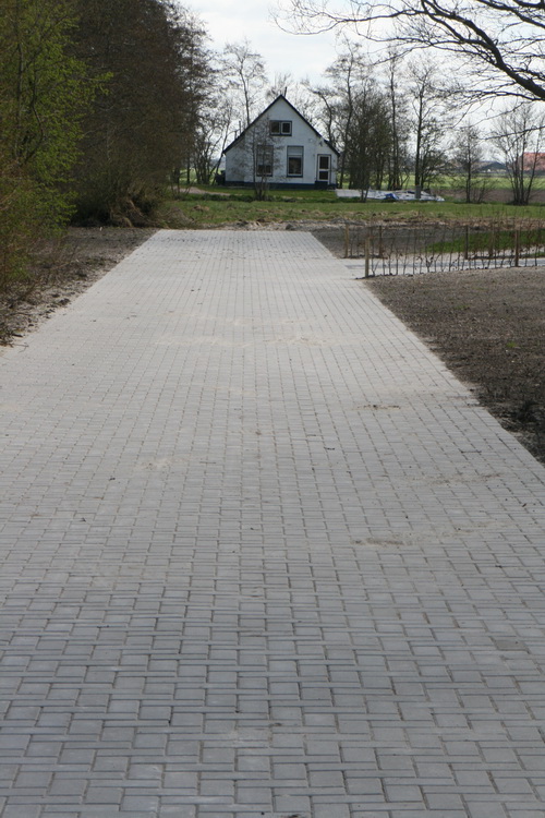 Bij het dorpshuis aan de Noorderweg een fraai voorbeeld van de vrijwilligersinzet: Het autobestendige nieuwe pad naar het evenemententerrein aan de oostkant. Klasse!
