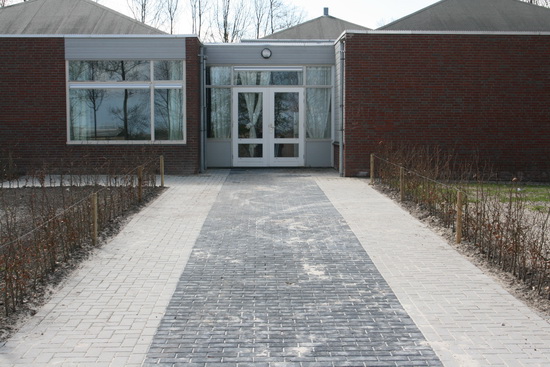 Nog een nieuwe toegangsweg, naar de opbaarruimte aan de noordkant. (Ook minister Plasterk heeft zich van de daadkracht van Dorpsbelangen Noordhorn kunnen overtuigen.....)