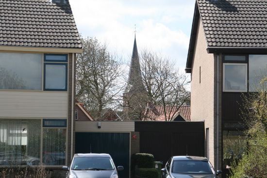 Het besluit van de slentertocht: Een tussendoortje aan de Verlengde Oosterweg, de kerk(toren) in het midden...