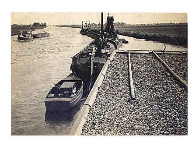 Onderweg naar Groningen. Het schip van grootvader Atze Reidinga, de motorboot van Sietse Reidinga