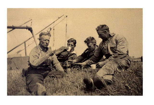 Vier kanaalwerkers. Helemaal links zit grootvader Atze Reidinga met o.a. Eelke de Boer. Wie zijn de andere twee?