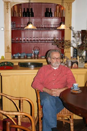 Sytze Pilat (in oktober 2010) in de voormalige gelagkamer van "De Gouden Leeuw". Op de lege stoel hoorde eigenlijk Hyke te zitten, ik heb van haar helaas geen foto in het archief.