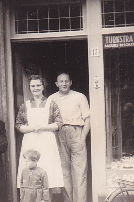 Tjeert Johannes van Hoogen met zijn vrouw, op latere leeftijd, in de deuropening van de bakkerij te Leek