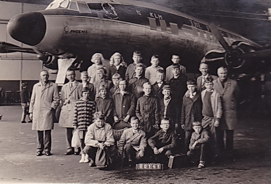 Schoolreis klas 5 en 6 met meester Dijk (rechts) op Schiphol, begin jaren zestig.