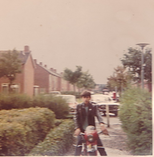 Thomas op zijn eerste brommer, aan de kop van de Verlengde Oosterweg, bij de Touwslagersbaan