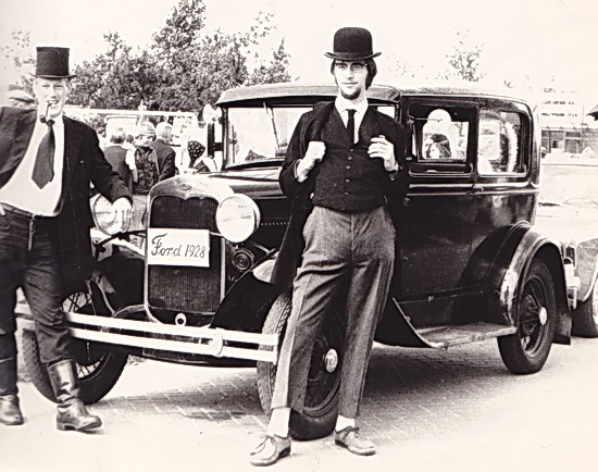 Thomas in 1970 bij de optocht ter gelegenheid van 750 jaar Noordhorn. LInks: Sietse de Boer, destijds ook werknemer bij Postema.