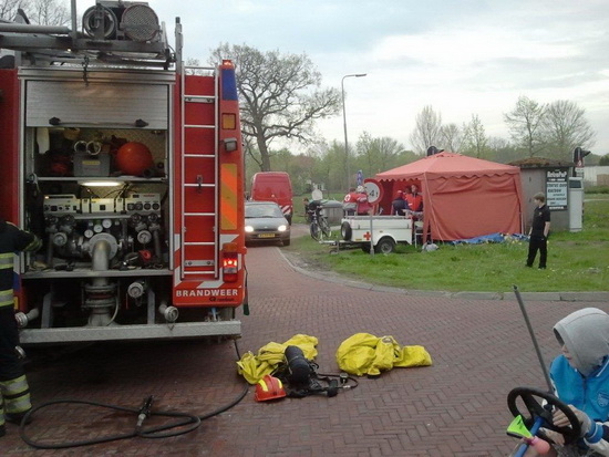 Links de brandweerwagen, rechts de hulpverlenerstent van de Rode Kruis Brigade. (Nee, geen gelegenheidsverkoper van warme worst....)