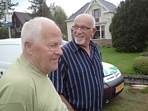 Publiek was er ook op deze haast zomerse mei-avond. Twee goede bekenden, een huidige en een oud-Noordhorner: Koos en Thomas.