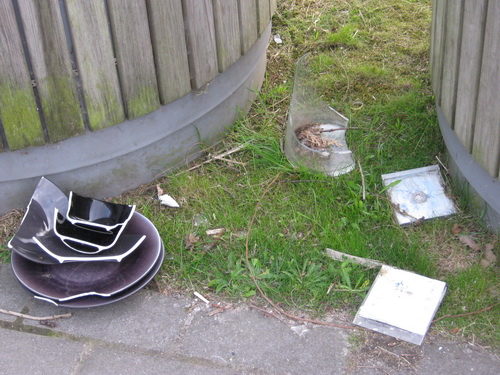 Tegenover het kaalslagterrein verrommeling van een ander gehalte..... Mensen...!!!