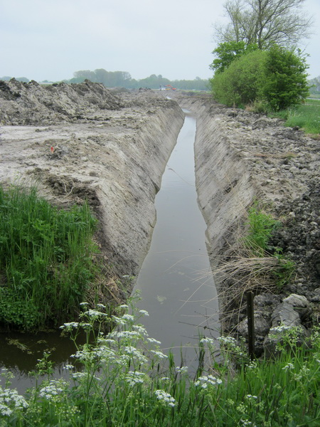 Een vers gegraven sloot tussen huidige kanaalweg en Datemagrond, de afwatering wordt vast beter dan ie was....