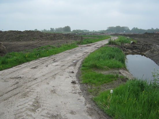 Het resterende deel van de vroegere weg via de spoorwegovergang, gezien vanaf de Datemaboerderij. Nog even, en dan is ook dit weggetje historie.....