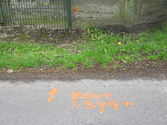 Onder de spoorbrug op de weg iets slordig geschreven over een -bout-..... Maar wel in oranje!