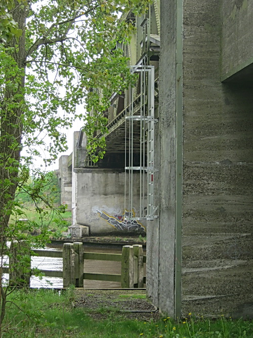 Toch nog iets nieuws aan een oude voorziening, de spoorbrug (die binnen twee jaar wordt vervangen): Een metalen vluchttrappetje?