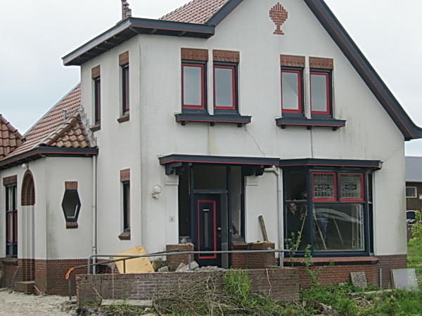 Zaterdagmorgen 25 mei jongstleden, de glas-in-loodramen van Langestraat 11 worden verwijderd en veilig gesteld